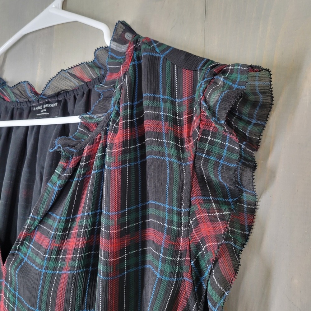 Lane Bryant Plaid Top Women 22/24 Black Red Green Ruffle Split Neck Sleeveless - Picture 3 of 9